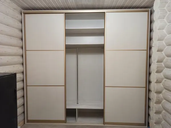 Трехдверный встроенный шкаф-купе в частном доме