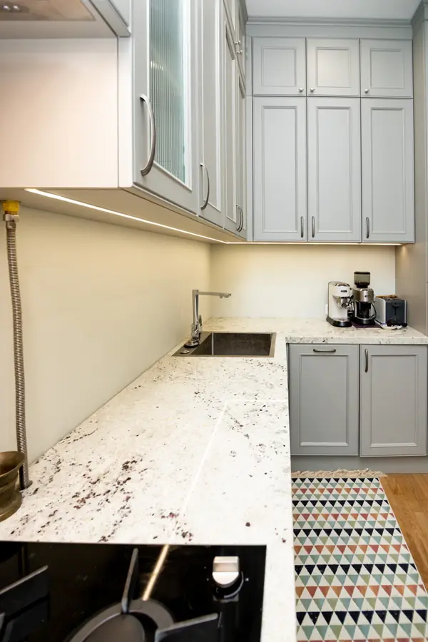 Светло-серая кухня в классическом стиле