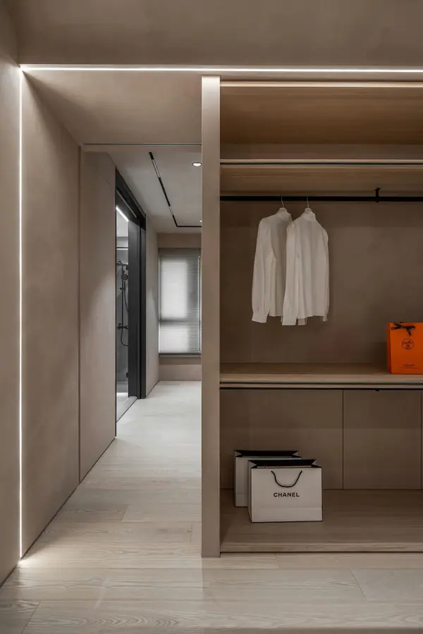 Современная спальня с гардеробной: декоративная штукатурка с эффектом арт-бетон