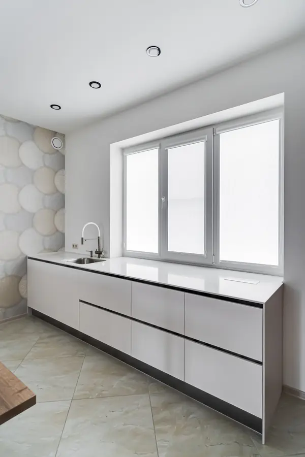 Кухня в современном стиле для загородного дома