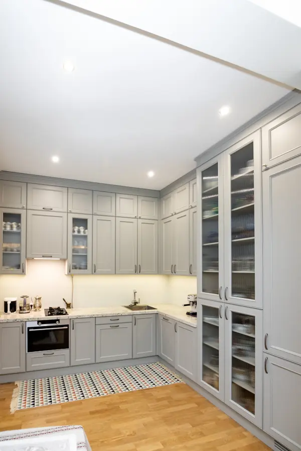 Светло-серая кухня в классическом стиле