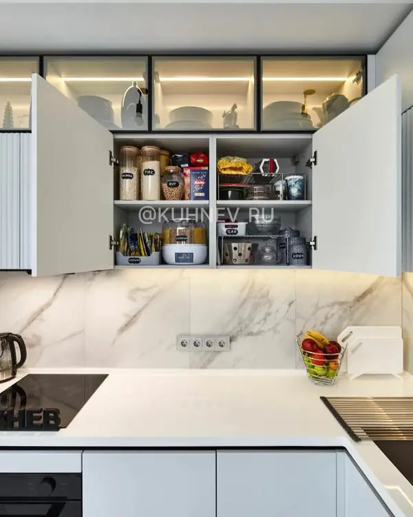 Кухня со стеклянными антресолями