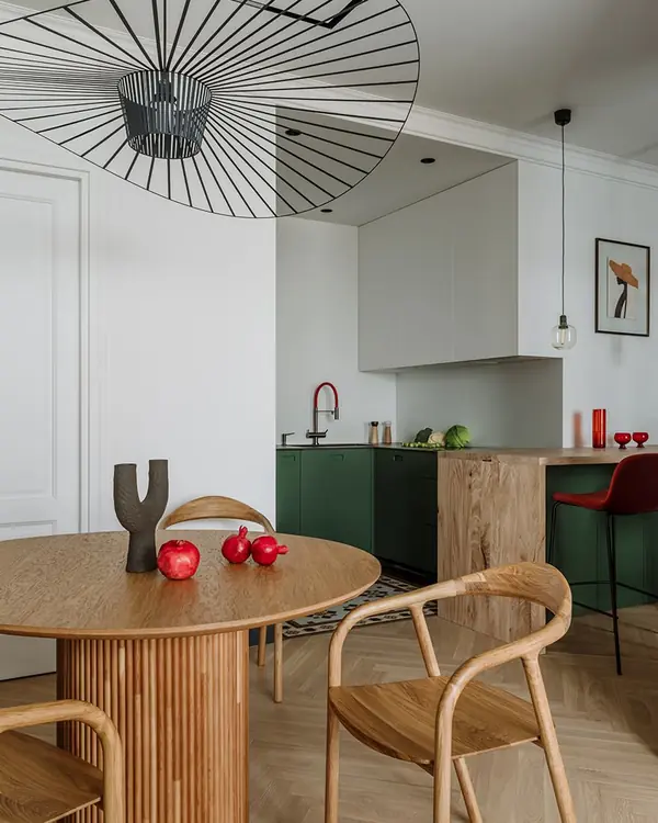 Семейная квартира с красными акцентами и видом на лес