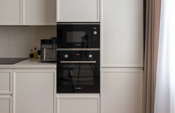 Кухня с гостиной в белом цвете