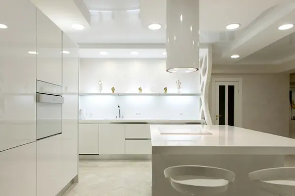 белая кухня с островом