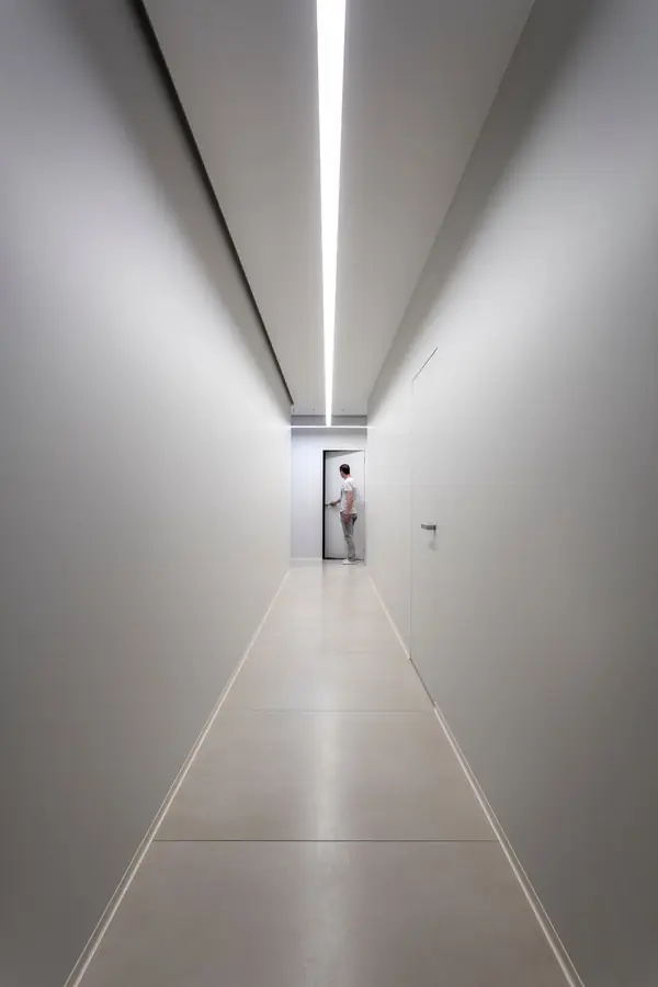 On the verge of illusion