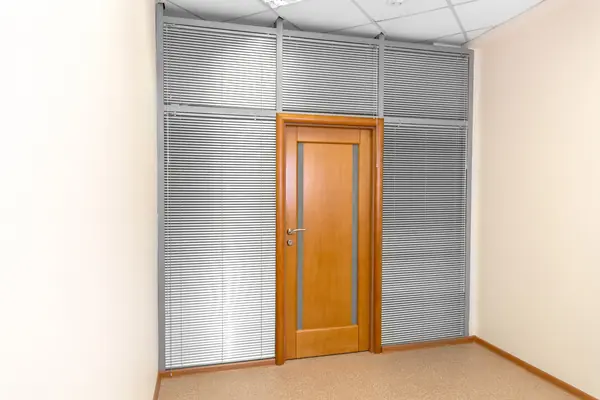 Горизонтальные жалюзи в офис