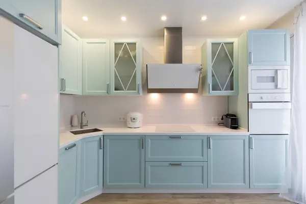 Мятная кухня с рамочными фасадами