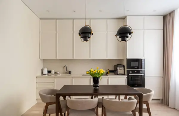 Кухня с гостиной в белом цвете