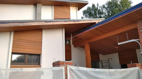 Отделка загородного дома планкеном из лиственницы