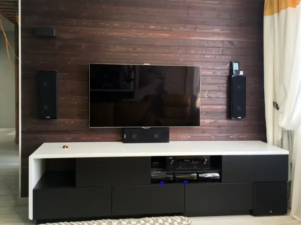 Домашний кинотеатр с настенной акустикой