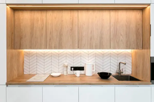 Белая глянцевая кухня с деревянными светлыми фасадами