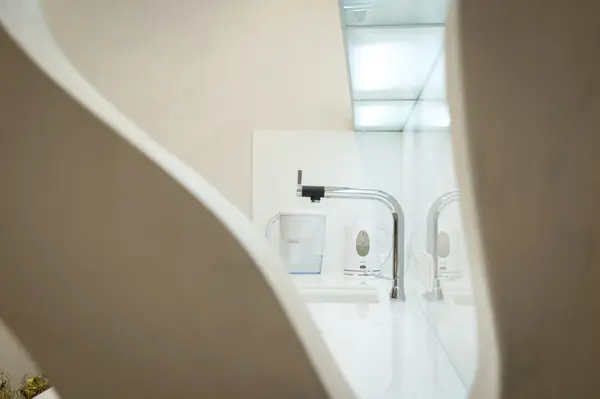 белая кухня с островом