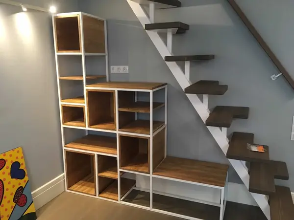 Стеллаж под лестницей