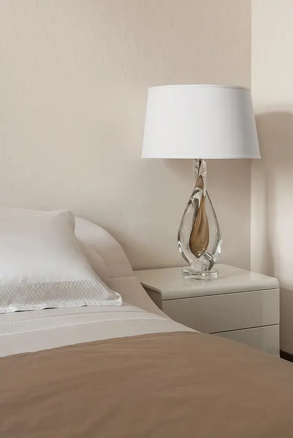 Современная квартира в Санкт-Петербурге с видом на озеро.