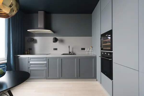 Кухня в антрацитовом цвете для молодого парня