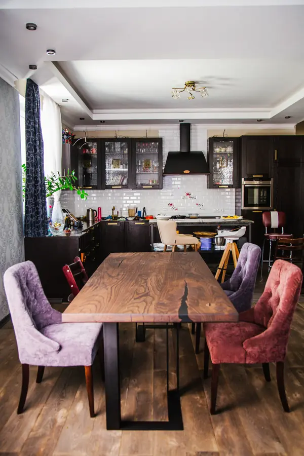 Стол в гостиную в темных тонах