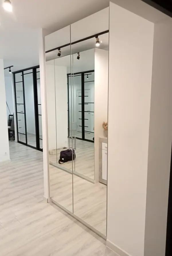 Встроенные распашные шкафы