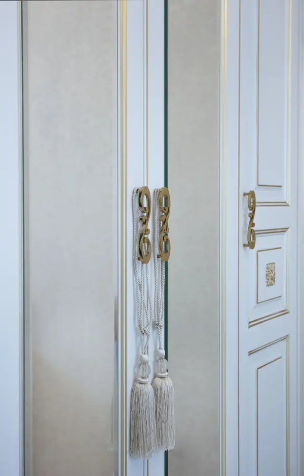 Шкаф в классическом стиле