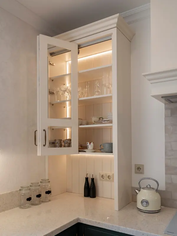 Элегантная кухня в неоклассическом стиле