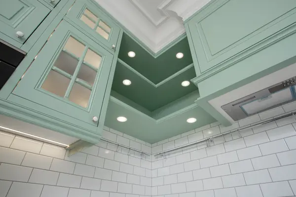 Зеленая кухня в загородном доме