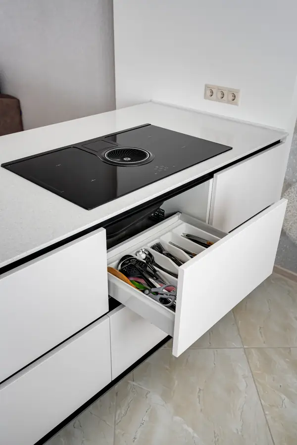 Кухня в современном стиле для загородного дома