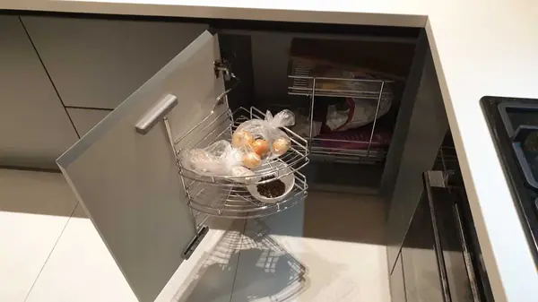 Кухня из эмали и массива.