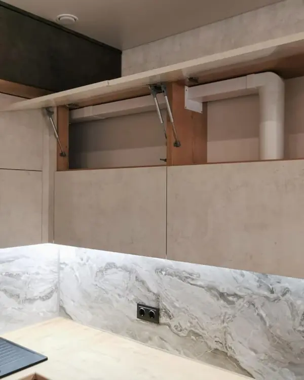 Угловая кухня белого молочного и темно-коричневого цвета с барной стойкой