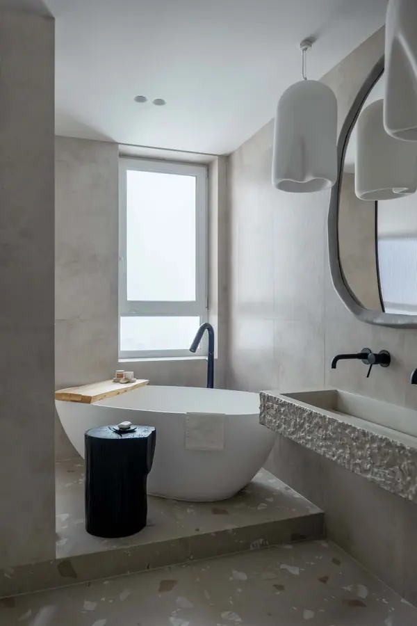 Светлая уютная ванная