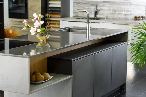 Кухня с серой столешницей из кварцевого камня Quartzforms