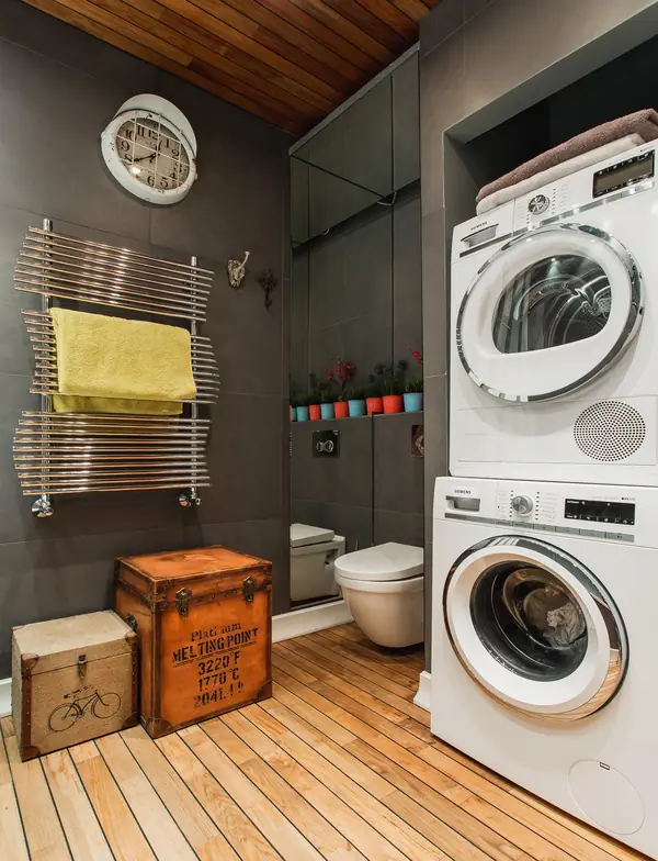 В гостях: Фьюжн-интерьер с черной спальней и цветами на стенах