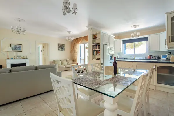 Kings Avenue Apartment