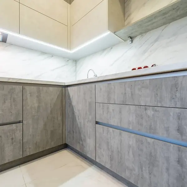 Серая угловая кухня с экстраматовыми фасадами