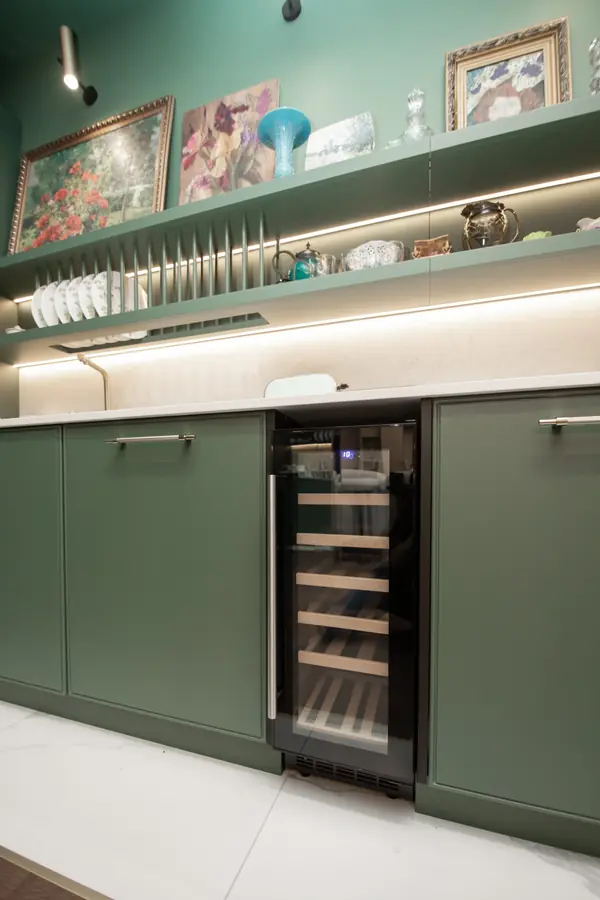 Стильная неоклассическая кухня в темно-изумрудном цвете