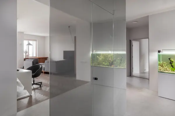 PRS Apartment. Монохромный интерьер «с лестницей в небо»