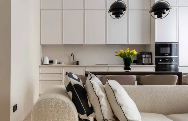 Кухня с гостиной в белом цвете