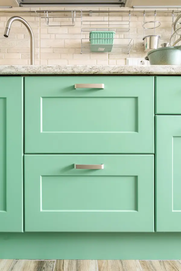 Зелёная кухня в неоклассическом стиле в Заречном