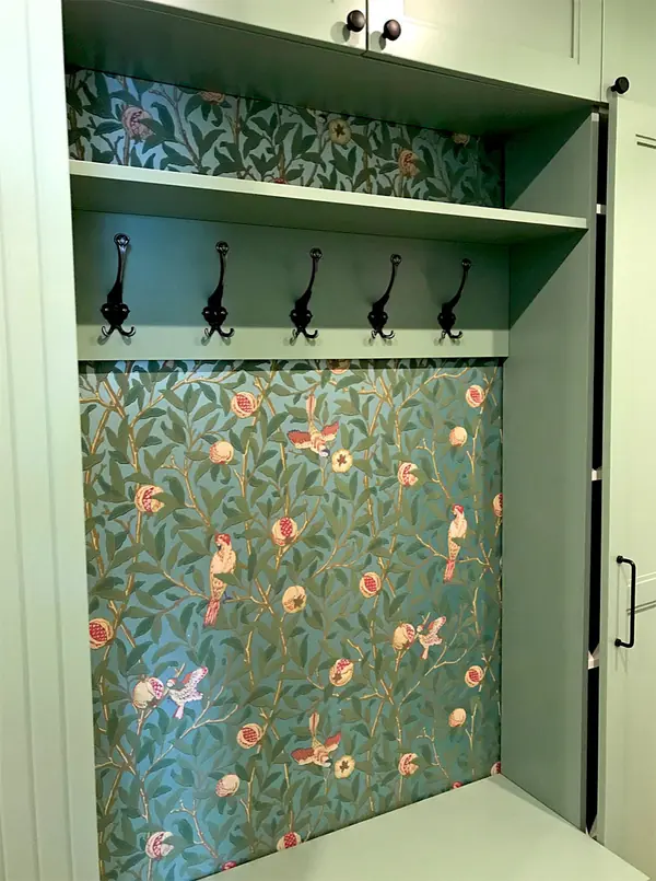 Шкаф в прихожую с жалюзийными дверцами