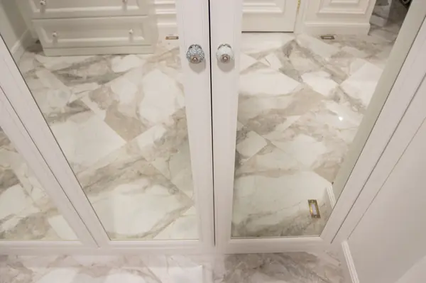 Прихожая в современной классике