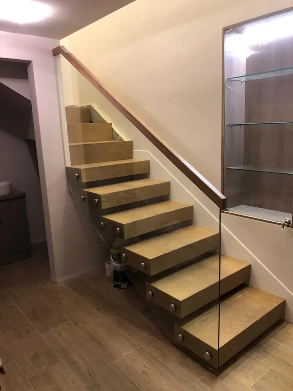 Консольная лестница и цельностеклянные перила второго света в профиле