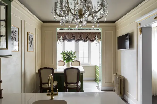 Квартира с зелёной кухней и романтичной ванной