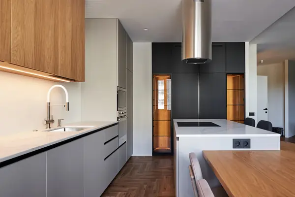 Кухня FENIX и шпон