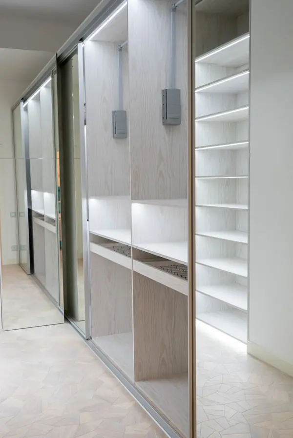 Гардеробная raumplus с LED-подсветкой, брючницами и пантографами