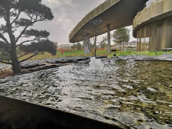 Фонтан с чашей из кортена