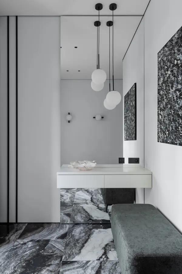 Частный дом в черно-белом цвете