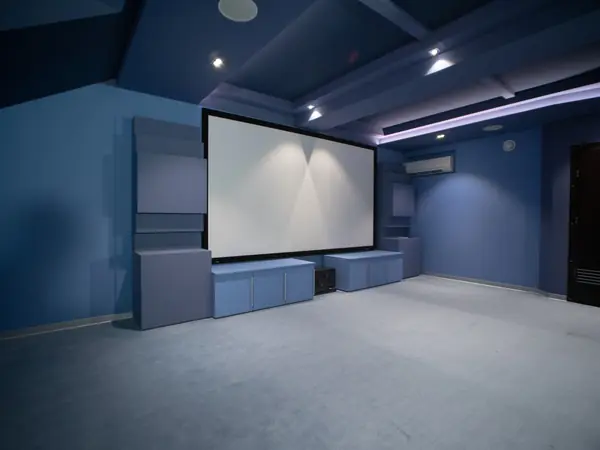 Домашний кинотеатр в мансарде