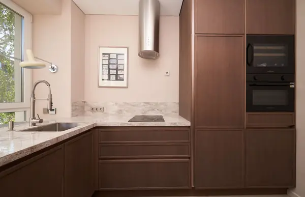 Кухня Петра с древесной текстурой от дизайнера