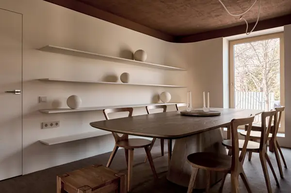 Обнимающая гостиная-столовая