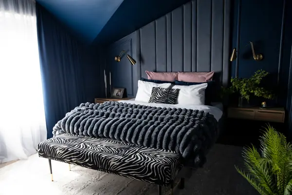 Роскошная синяя спальня на мансардном этаже