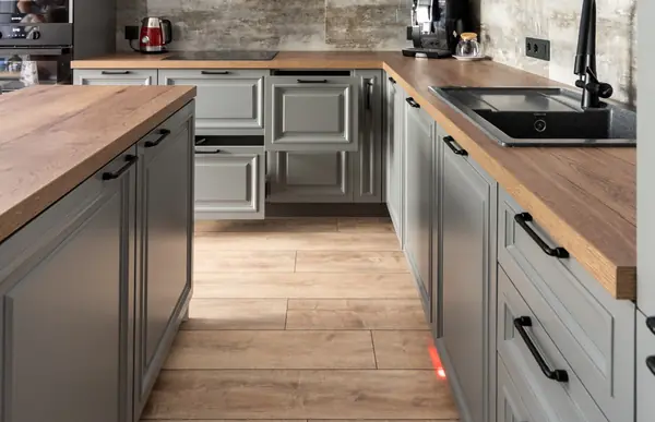 Кухня Италия в цвете мокрого асфальта